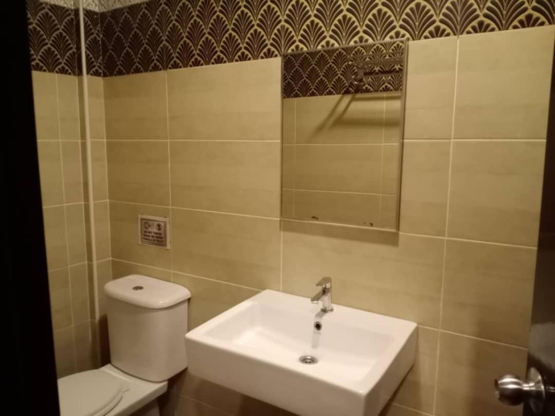 Golden Leaf Boutique Hotel Nusa Idaman Formerly Known As Ariana Hotel ジョホールバル エクステリア 写真